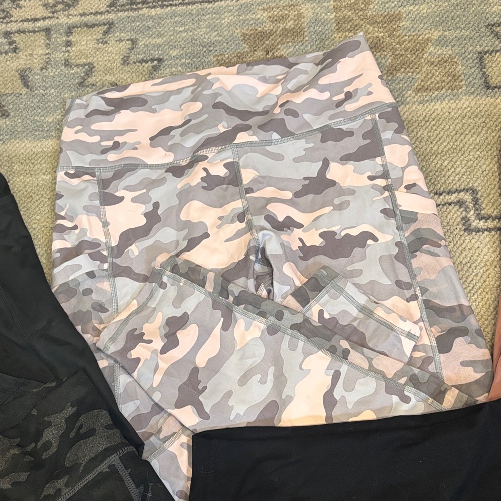 Fabletics legging bundle size medium - image 4
